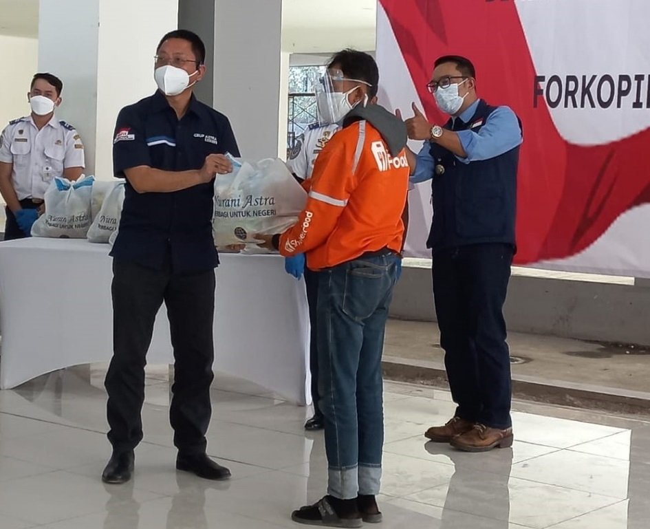 Astra dan Kemenhub RI Serahkan Bansos pada Warga Bandung