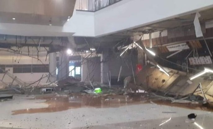Plafon Margo City Mall Ambruk, 4 Orang Terluka dan 3 Mobil Rusak Parah