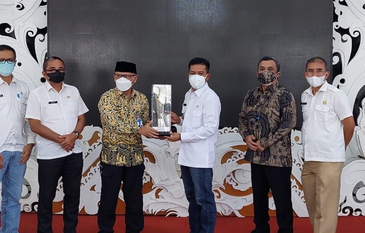 Pemkab Bandung Raih Penghargaan Pinunjul dan Ajeg dari BI Jabar