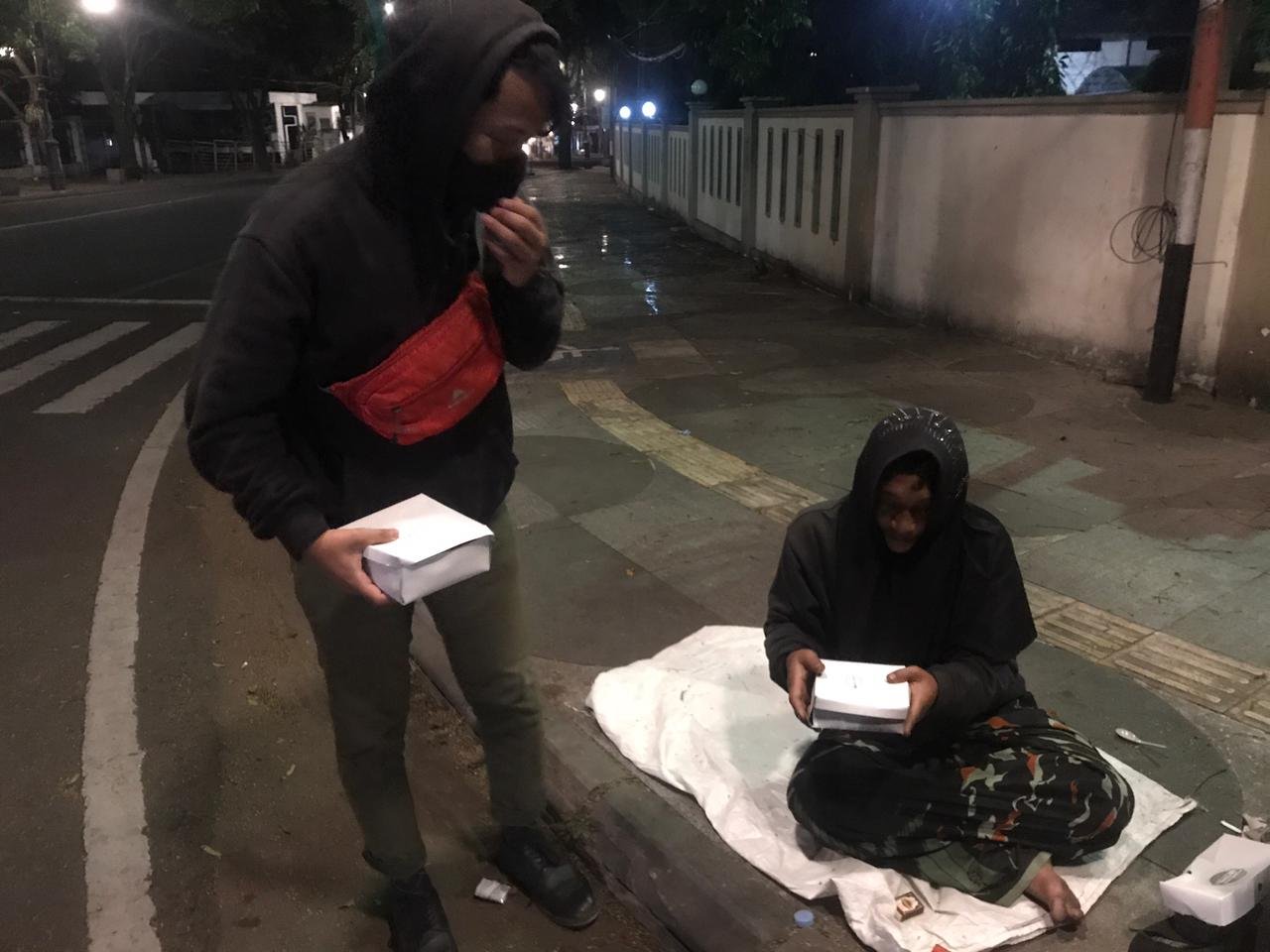 HMI UPI Bagi-bagi Paket Makanan untuk Warga Bandung