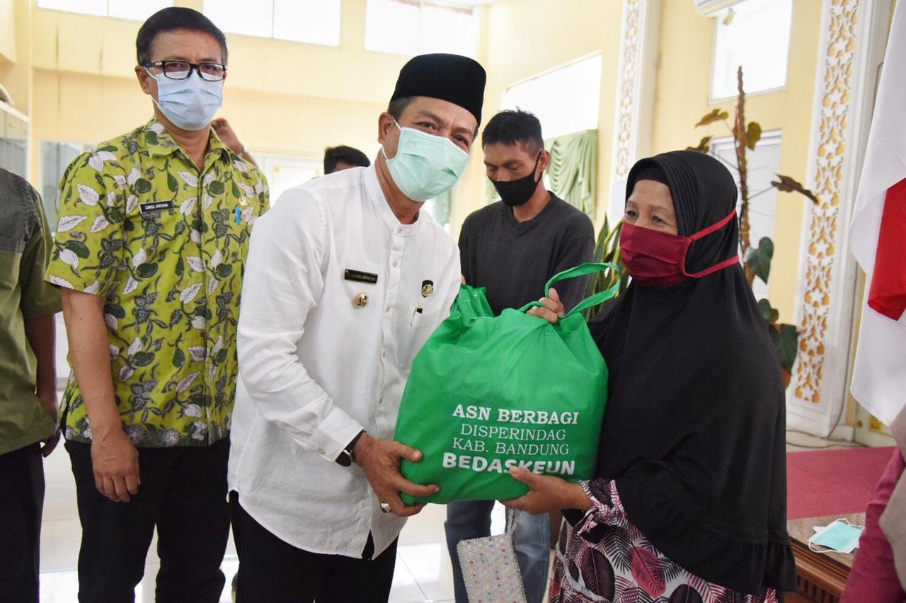 Gerakan ASN Peduli Covid-19, Warga Kab Bandung Terima Bantuan Paket Sembako