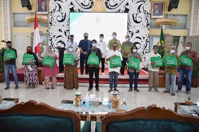 ASN Kabupaten Bandung Sebar 900 Paket Sembako untuk Warga Isoman