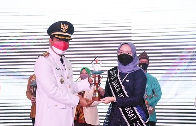 Masyarakat Kabupaten Bandung Berkiprah dalam Pembangunan Diganjar Penghargaan