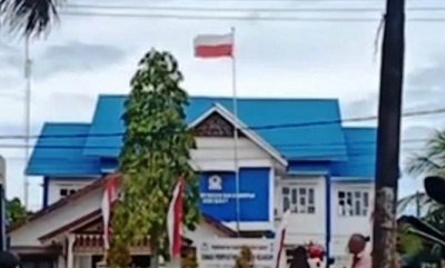 Petugas Ngantuk, Bendera Merah Putih Terpasang Terbalik
