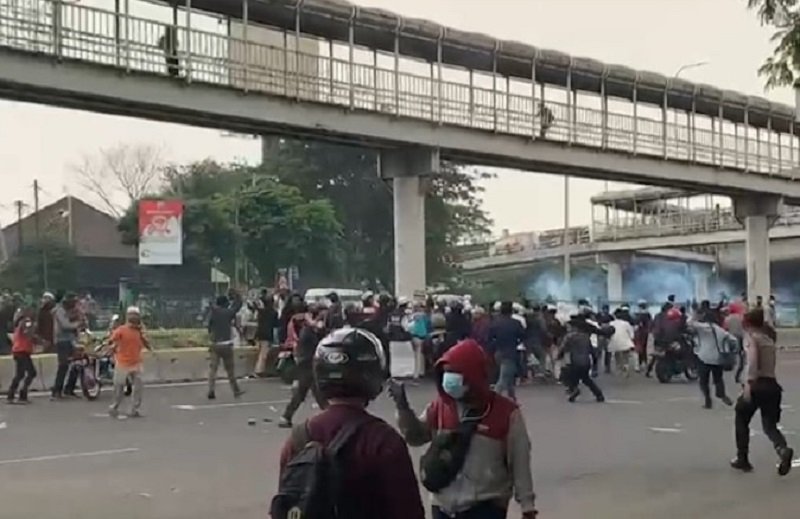 Simpatisan Habib Rizieq Bentrok dengan Polisi, Begini Kondisinya