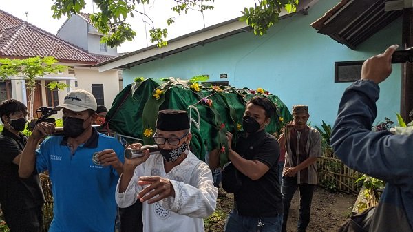 Ibu dan Anak Korban Pembunuhan di Subang Dimakamkan, Suami Menangis