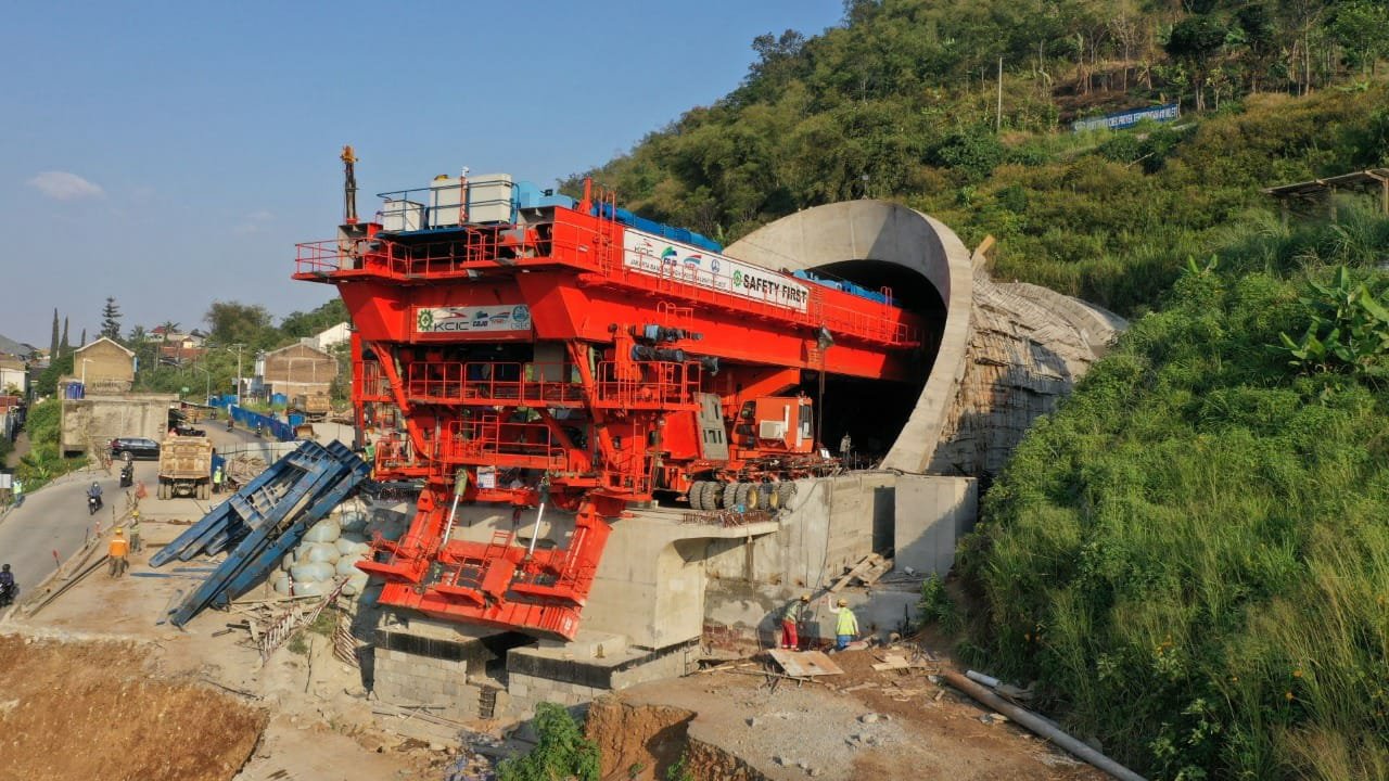 Miliki 13 Terowongan, Proyek KCJB Gunakan Teknologi Canggih ‘Girder Box’