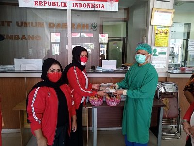 HUT ke-76 RI, PDIP KBB Bagikan Ratusan Nasi Kotak untuk Nakes