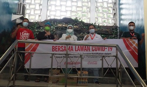 Coca-Cola Europacific Partners Indonesia Serahkan Bantuan Produk Minuman ke Dinkes dan RS Rujukan Covid-19