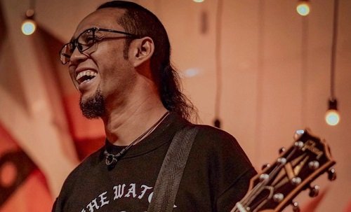 Eben Burgerkill Meninggal Dunia Saat Manggung