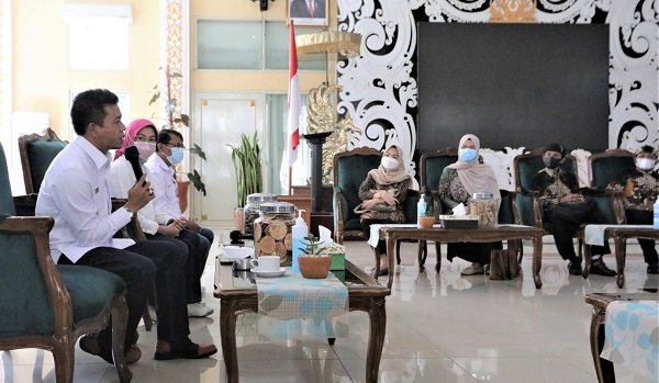 Pemkab Bandung Salurkan 25 Ton Beras ke Pelaku Seni