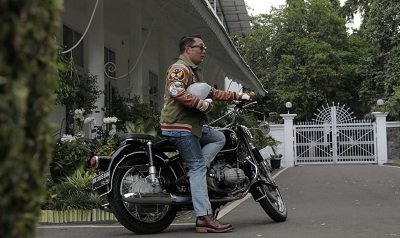 Ridwan Kamil Desain Celana Jeans Berbahan Limbah Plastik