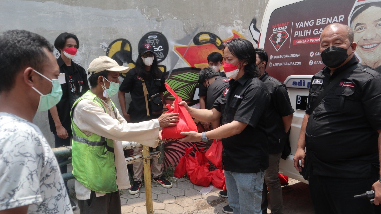 Sahabat Ganjar Baksos di Tanah Priangan, Bagikan Sembako Hingga Santuni Janda Tua