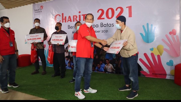 Bangkitkan Semangat Masyarakat, IndiHome Serahkan Bantuan Rp420 Juta