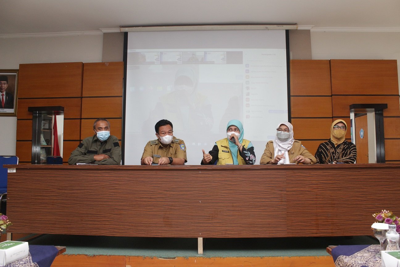 Dorong Percepatan ODF, FK Unisba Pasang Septic Tank Komunal di Kelurahan Tamansari