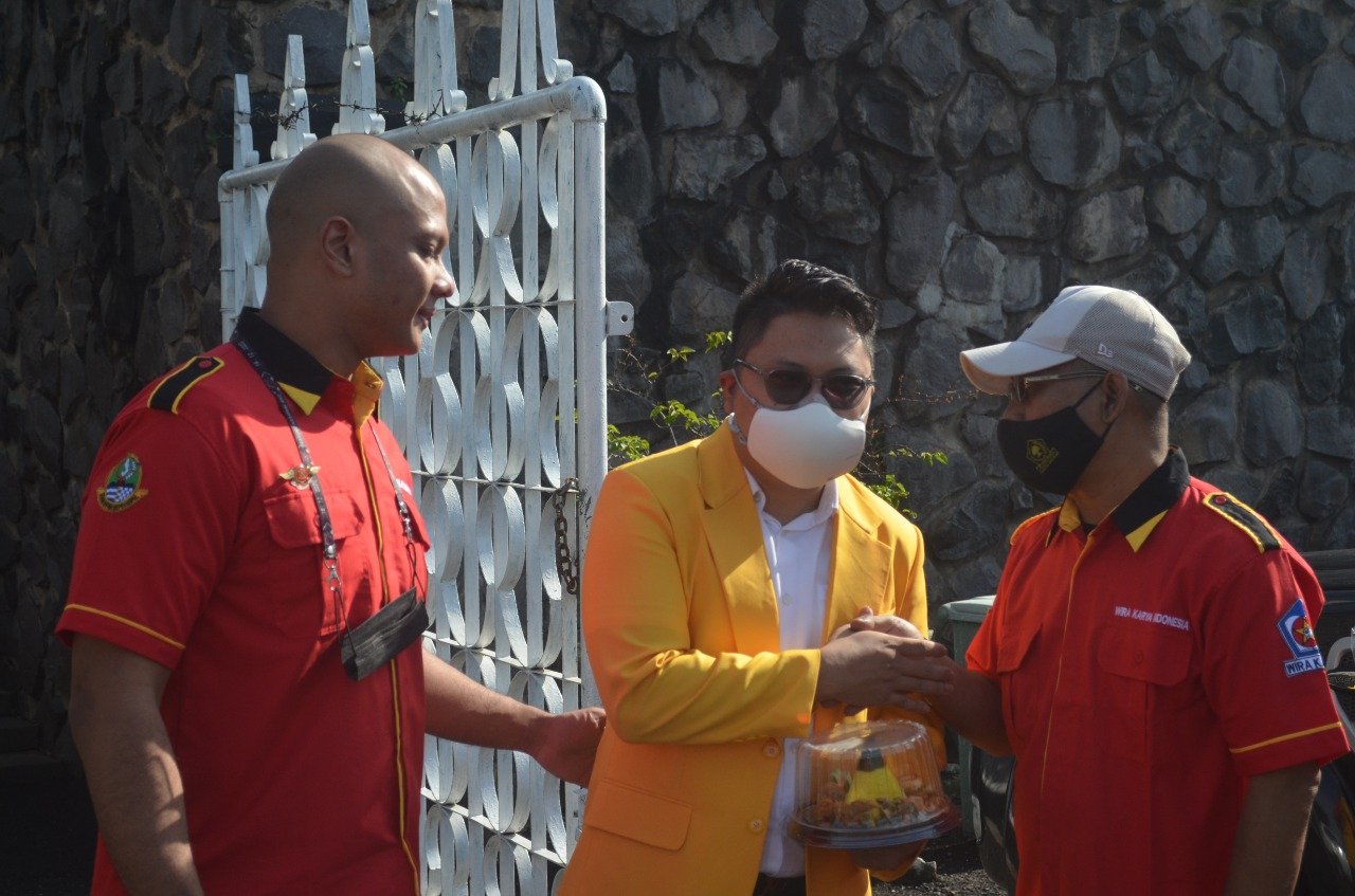 Bagikan Tumpeng dan Ziarah ke Makam Pahlawan Warnai Ultah Golkar