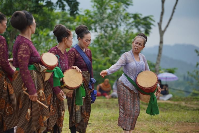 Tayangan Perdana Warisan Indonesia Sajikan Kolaborasi Ratusan Seniman Budaya Jabar