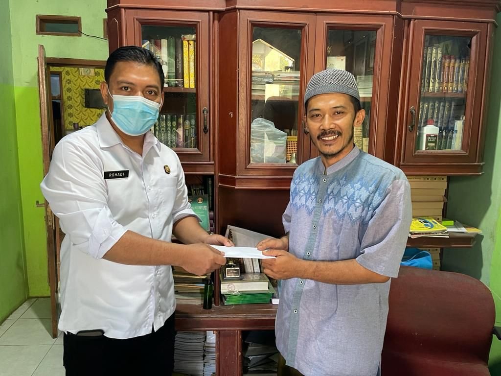 Siswa Sespimmen Polri Bagikan Bantuan di Kawasan Gedebage Bandung