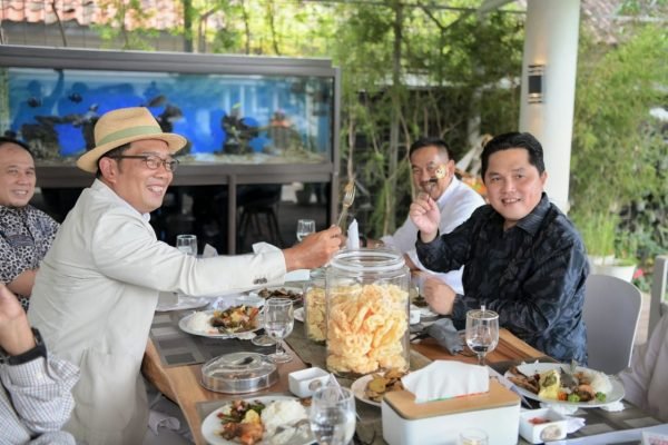 Erick Tohir dan Ridwan Kamil Bahas Investasi Sambil Santap Jengkol