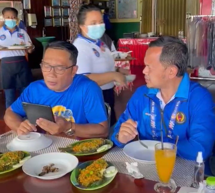 Ketika Ridwan Kamil dan Bima Arya Makan Ulat Sagu di Papua