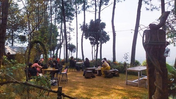 Cafe di Tengah Hutan Pinus Lembang yang Instagramable Asyik buat Nongkrong