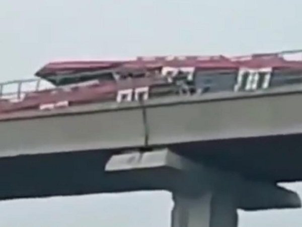 Kereta LRT Tabrakan di Jalur Layang Cibubur