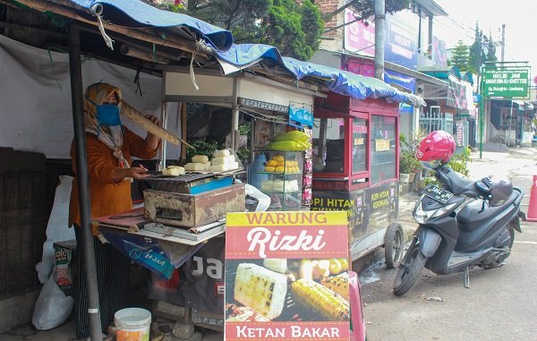 Menikmati Jajanan Ketan Bakar di Pinggir Jalan Raya Lembang