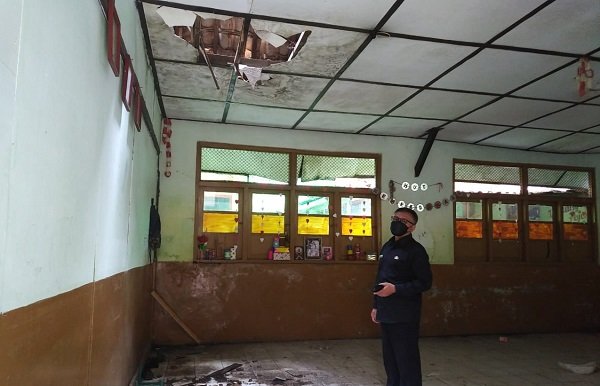 Lihat, Atap Kelas SDN Kresna Bolong Belum Diperbaiki
