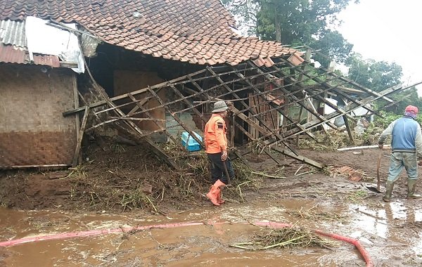 Banjir Bandang di Kertasari, Puluhan Warga Mengungsi