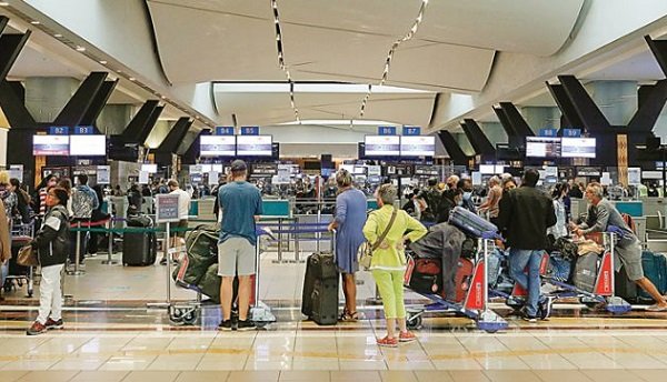 Cegah Omicron, Pemerintah Tutup Akses WNA dari 11 Negara