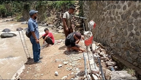 Jembatan Penghubung 2 Kampung di Padalarang Ambruk