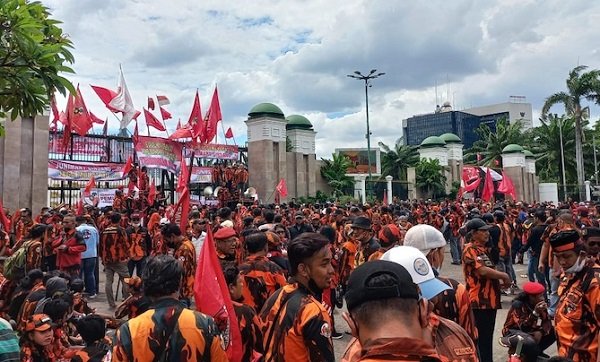 Massa Pemuda Pancasila Geruduk DPR, Tuntut Junimart Minta Maaf Langsung