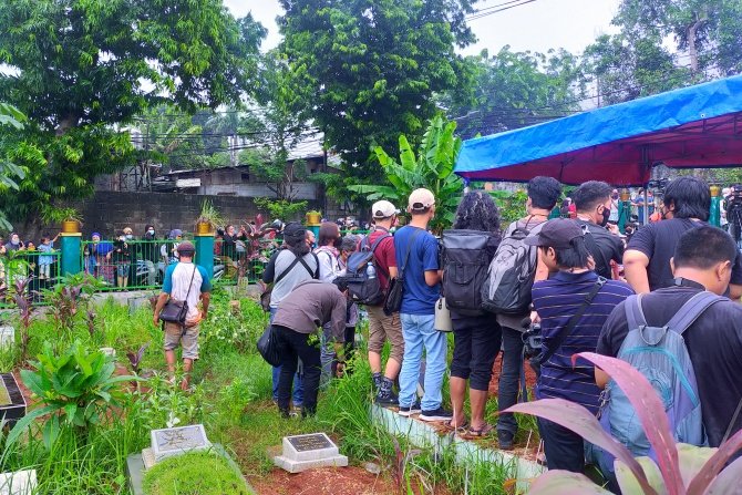 Tangis Keluarga Iringi Pemakaman Vanessa Angel dan Bibi Andriansyah
