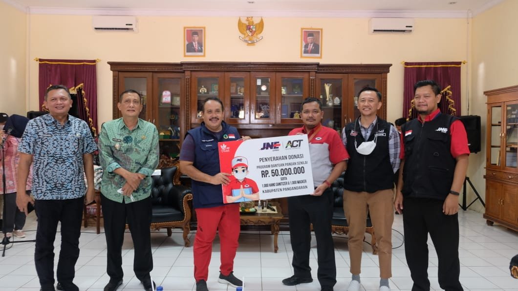 Kolaborasi JNE Tasikmalaya dan ACT Serahkan Bantuan Pangan di Pangandaran