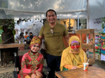 Bang Jo (Tengah) berfoto bersama rekan disabilitas pengisi acara dan café seusai “Talkshow with disability” diadakan. Kegiatan ini berada dalam rangka acara peresmian Grand Dago Café yang dilaksanakan pada (13/11/2021).