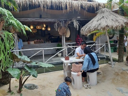 Kuliner Bandung | Santai Sejenak di Pasir Pantai Trouit
