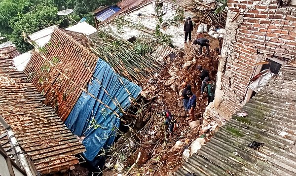 2 Rumah di Dago Bandung Tertimpa Longsoran Tebing