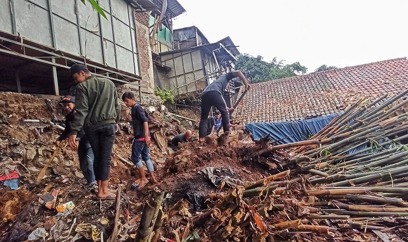 2 Rumah di Dago Bandung Rusak Tertimpa Longsor