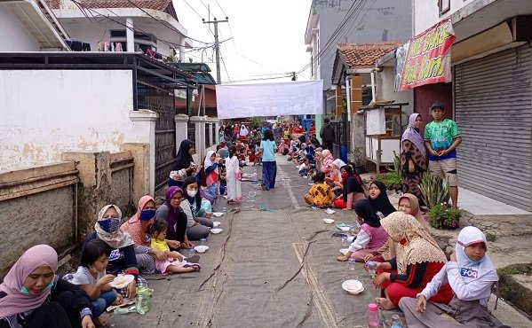 Warga Desa Kertamulya Padalarang Pecahkan Rekor Makan Kupat Tahu