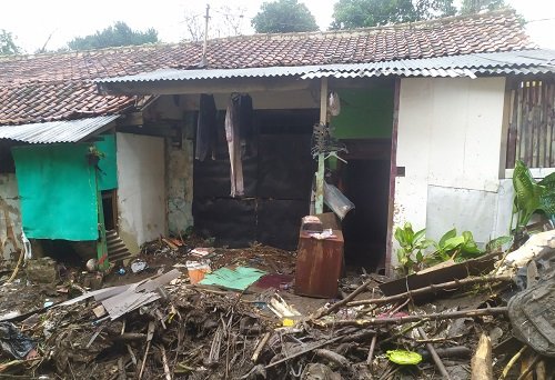 Rumah Jebol, Mobil Motor Terjebak Banjir di Cijerah