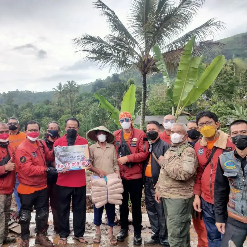 bjb Vespa Community Salurkan Bantuan untuk Korban Bencana Banjir Sukawening Garut