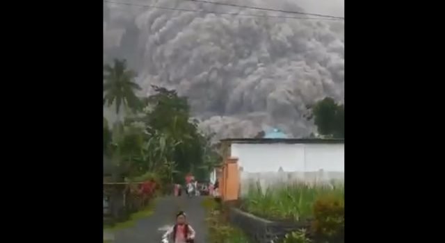 Gunung Semeru Erupsi Muntahkan Awan Panas, Warga Berlarian