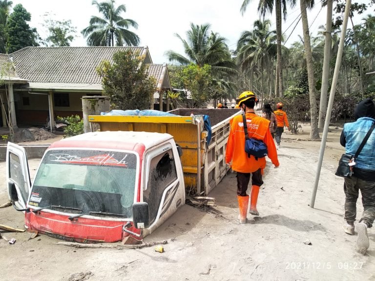 Ambulance dan Pos Bantuan Disiagakan untuk Penyintas Erupsi Gunung Semeru