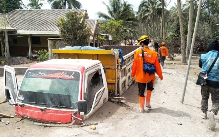 Ambulance dan Pos Bantuan Disiagakan untuk Penyintas Erupsi Gunung Semeru