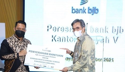 bjb GreatPeople Peduli Serahkan Bantuan  untuk Korban Erupsi Gunung Semeru
