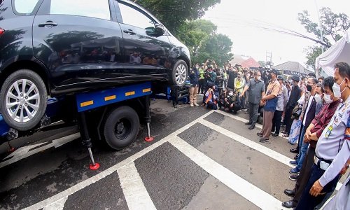 Sanksi Derek dan Denda Parkir Liar Diterapkan di Kota Bandung