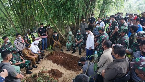 Kunjungi Keluarga Sejoli Korban Tabrakan di Nagreg, Jenderal Dudung Minta Maaf