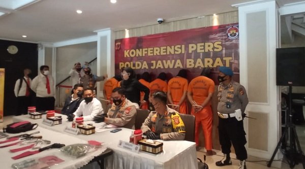 Aksi Perampokan Bank Swasta di Karawang bak di Film-film, Todongkan Senpi-Karyawan Tiarap