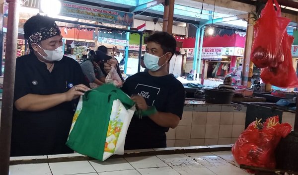 Pasar Kosambi dan Pasar Cihapit Jadi Pilot Project Bebas Kantong Plastik