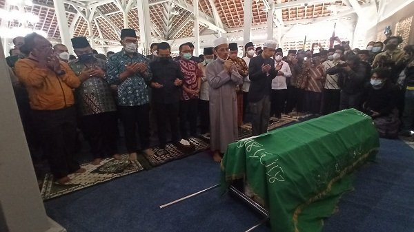 Sholatkan Jenazah Mang Oded, Ridwan Kamil: Saya Bersaksi Almarhum Orang Baik